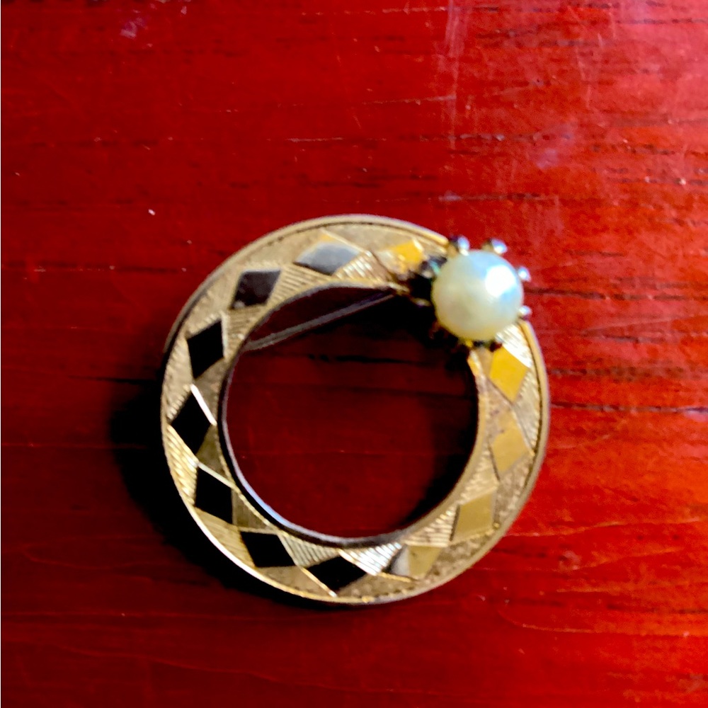 Vintage Etched Gold Circle Brooch with Pearl